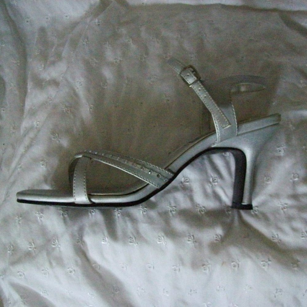 Touch Ups by Benjamin Walk Silver Strappy Sandals - Picture 4 of 6
